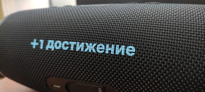 Нанесение логотипа на USB колонки. Использована технология тампонной печати в один цвет. 
