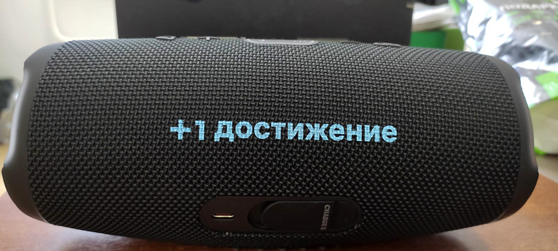 Нанесение логотипа на USB колонки. Использована технология тампонной печати в один цвет.